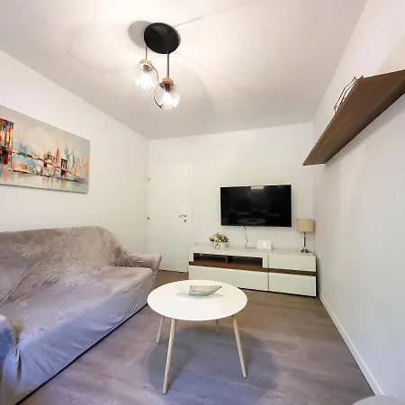 Violet Apartment Split