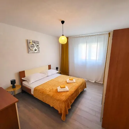 Violet Apartment Split